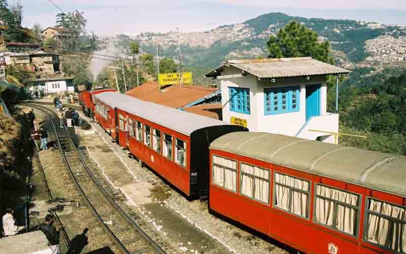 कालका-शिमला रेलवे ट्रैक पर चलती ट्रेन से गिरा यात्री, अस्पताल में भर्ती