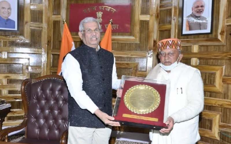 Governor honored Padmashree Vidyanand Saraik of Sirmaur district