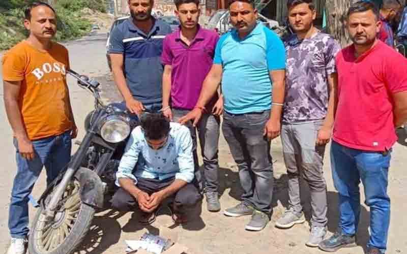 During the blockade, the police caught the youth with a consignment of drugs