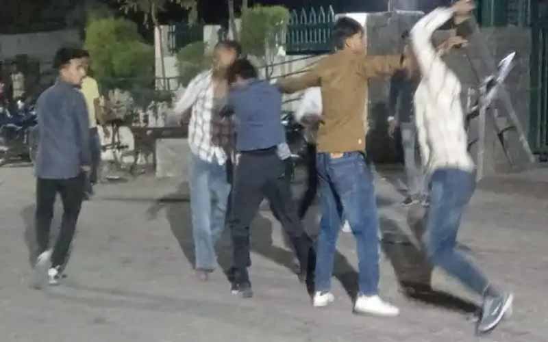 Fight broke out between two groups in Paonta, kicked and entered