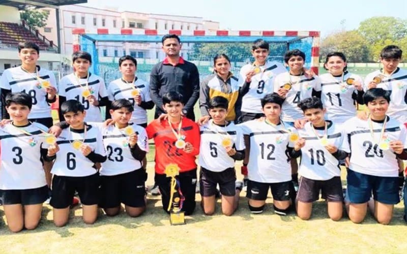 Sub junior women's team won silver medal in handball