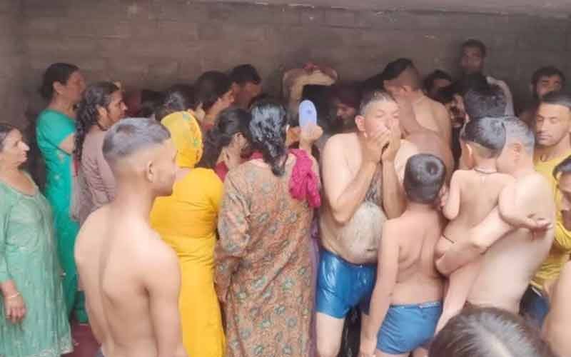 उत्तर भारत के सुप्रसिद्ध धार्मिक तीर्थ स्थल पर दो लाख श्रद्धालुओं ने किया पवित्र स्नान
