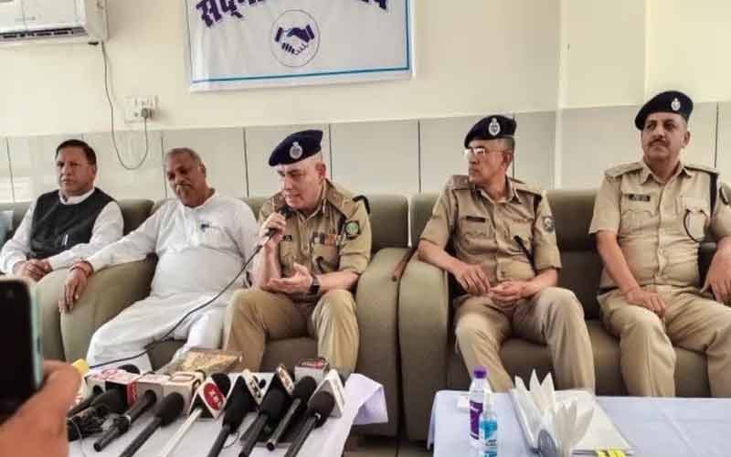 Indecent remark case - DGP held a meeting with people of different communities, know what he said to both the communities ...