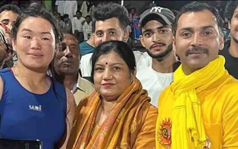 Himachal's lady inspector won Mahadangal, got a car in reward