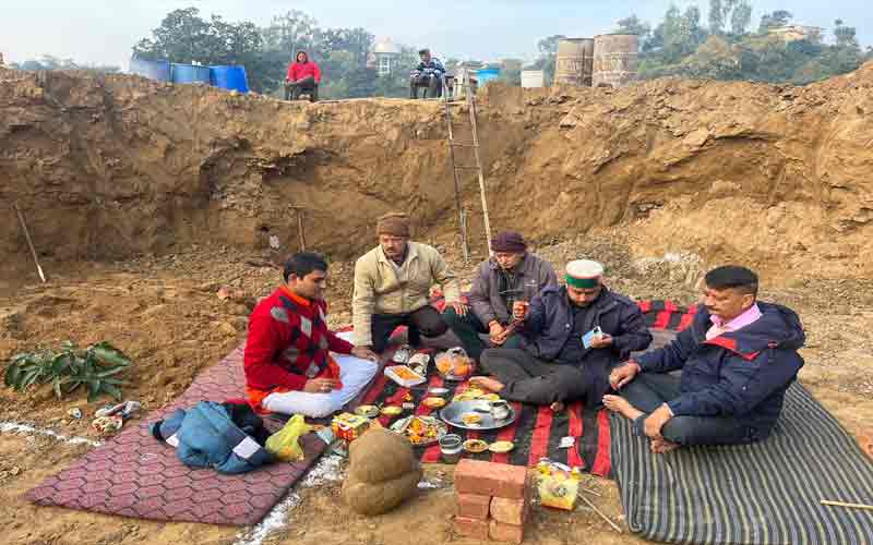 Platform found ten feet below the ground in Trilokpur, special stones were also recovered