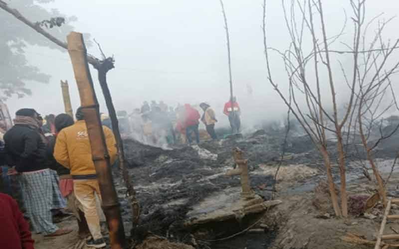 कड़ाके की ठंड में अपने ही घर से बेघर हुआ परिवार, सब कुछ जलकर राख