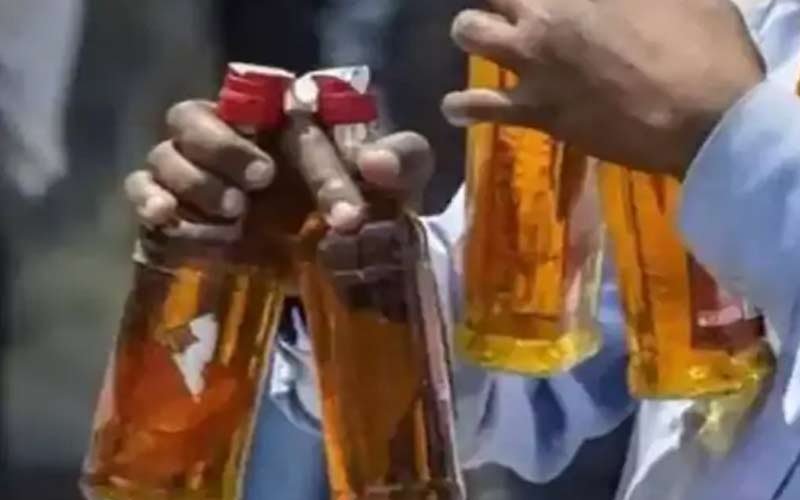 सब्जी मंडी से पकड़ी अवैध शराब की 10 बोतलें, आरोपी गिरफ्तार