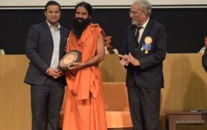 Baba Ramdev honored young Dr. Rohit of Noorpur