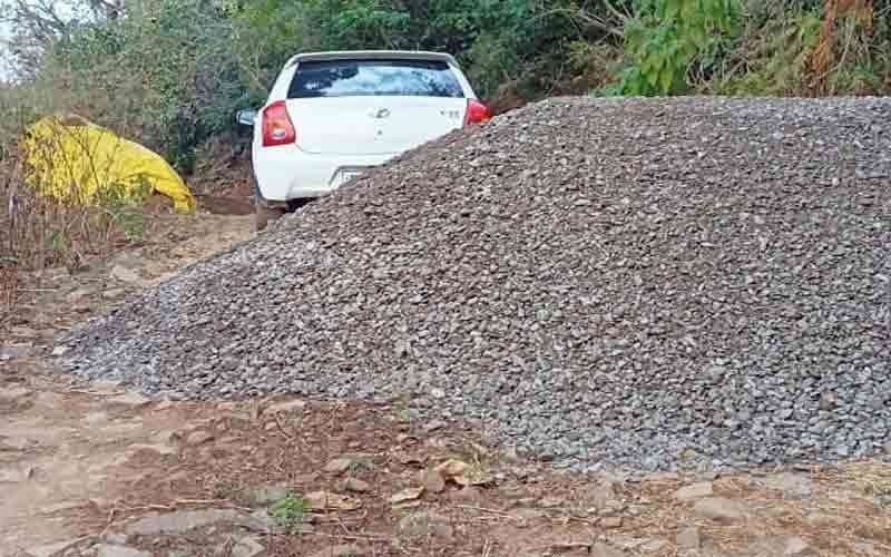 Blocked the road by dropping gravel on the link road, the villagers are facing problems