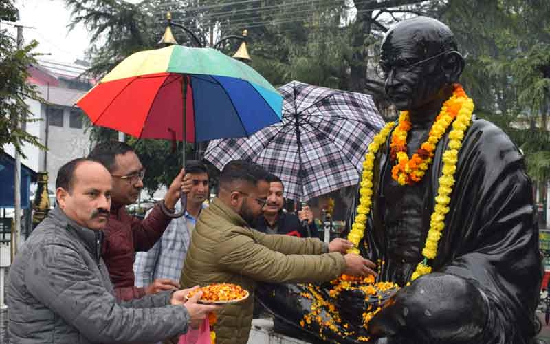 दो मिनट का मौन रखकर राष्ट्रपिता महात्मा गांधी को किया नमन