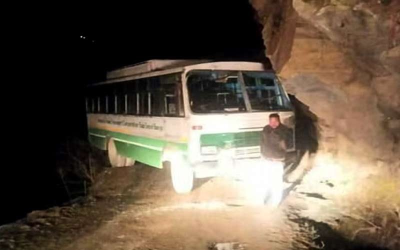 सड़क पर फिसलन होने से स्किड होकर पहाड़ी से टकराई एचआरटीसी बस, हादसे में पांच घायल