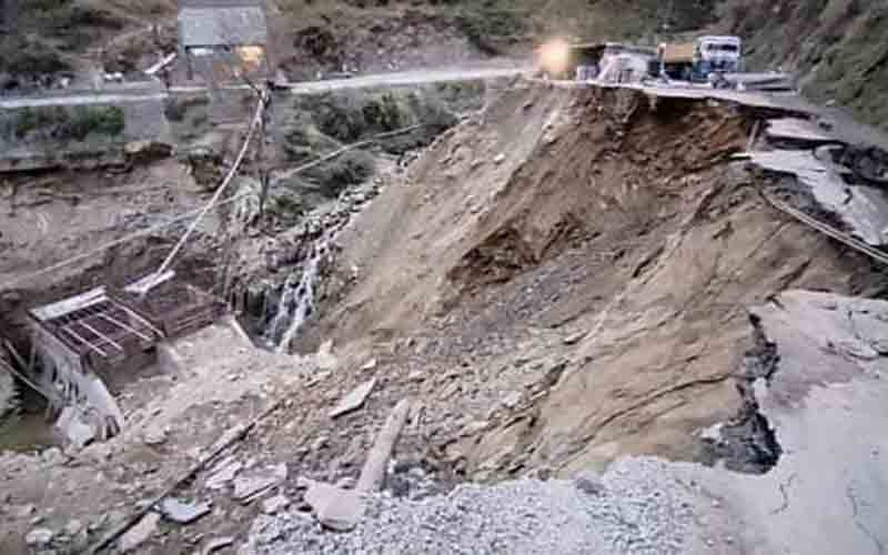Heavy-landslide-on-Chamba-S-2.jpg
