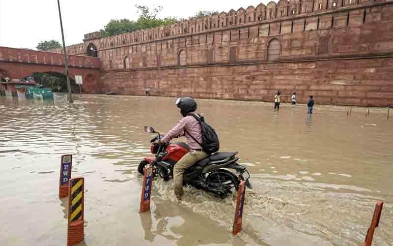 दिल्ली में लालकिला सैलानियों के लिए बंद, नहीं थम रहा यमुना की बाढ़ का कहर