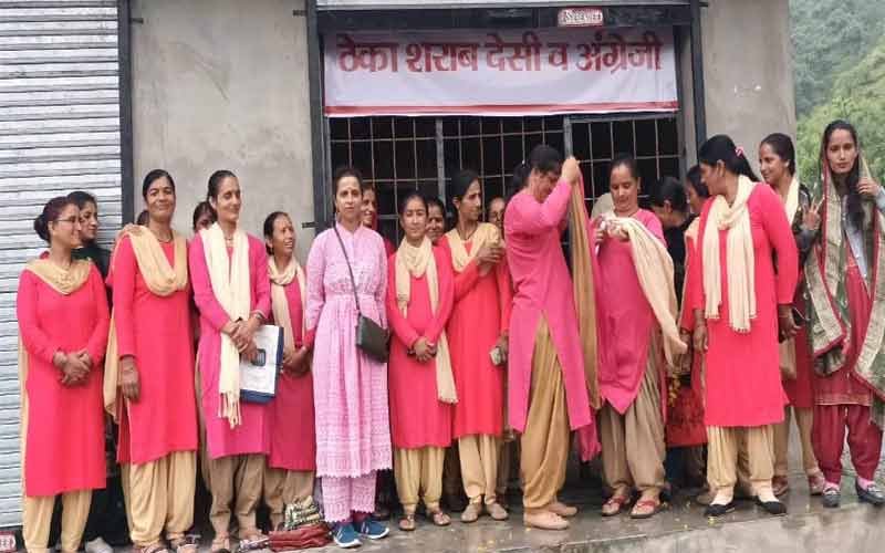 शिमला के डुब्लु मेें शराब के ठेके के विरोध में महिलाओं ने खोला मोर्चा