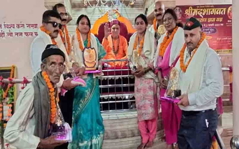 श्रीरेणुकाजी में गायत्री मंदिर स्थापना दिवस के अवसर पर 9 लोगों को किया गया सम्मानित
