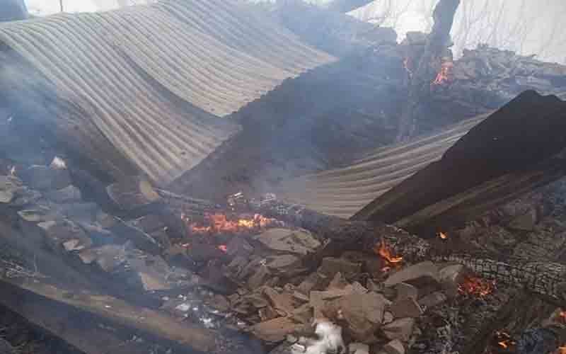 जाणा गांव में आग की भेंट चढ़ा मकान, लाखों का हुआ नुकसान