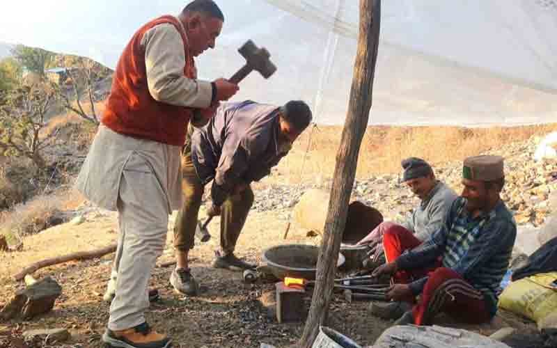 हिमाचल के ग्रामीण क्षेत्रों में पुश्तैनी लोहारों द्वारा जमीदारों के औजार बनाने की प्रक्रिया आज भी जारी