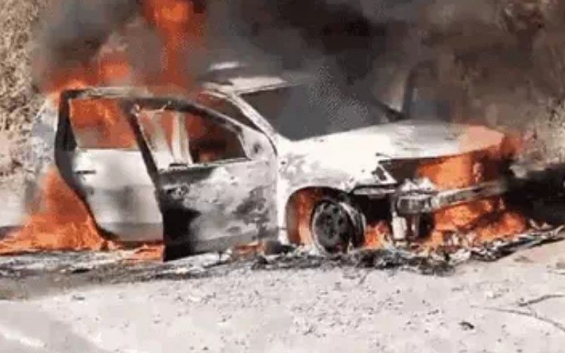 मंडी-पठानकोट एनएच पर चलती कार में भड़की आग, चंद मिनटों में जलकर राख