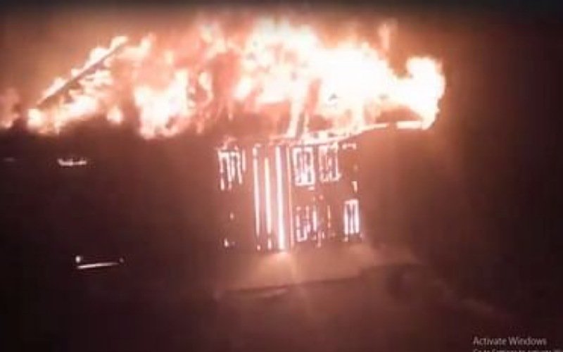 भीषण अग्निकांड: तीन कमरों समेत एक दुकान जलकर राख, लाखों का हुआ नुकसान