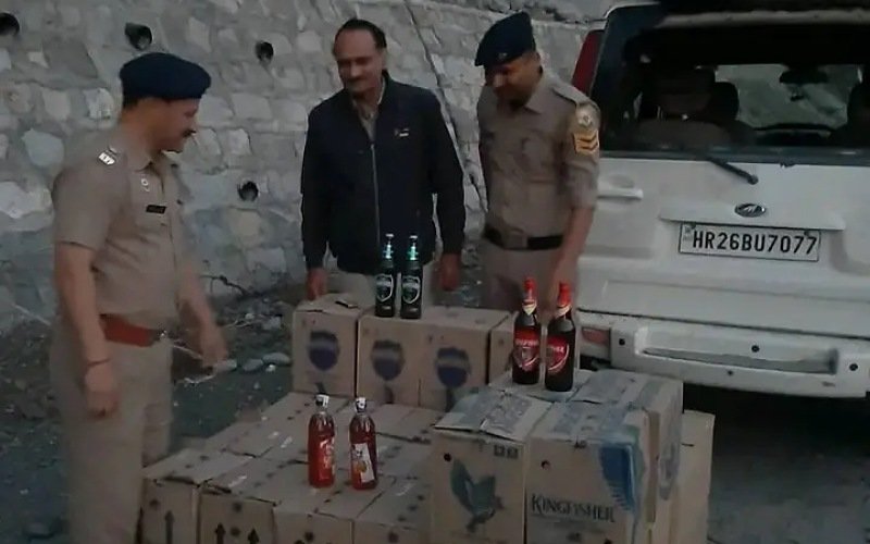 पांवटा में गाड़ी से बरामद की  अवैध शराब की 56 पेटियां, आरोपी फरार