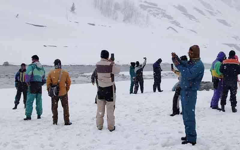 सैलानियों से गुलजार होने लगा लाहौल, बर्फ के बीच मस्ती कर रहे पर्यटक