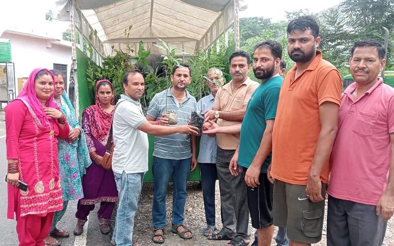 Horticulture-Department-Bangana-distributed-fruit-plants-to-gardeners-in-Talmehra.jpg