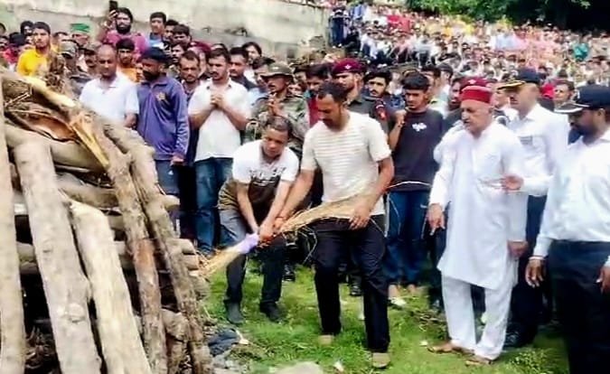 शहीद आशीष कुमार पंचतत्व में विलीन, सैनिक सम्मान के साथ अंतिम संस्कार