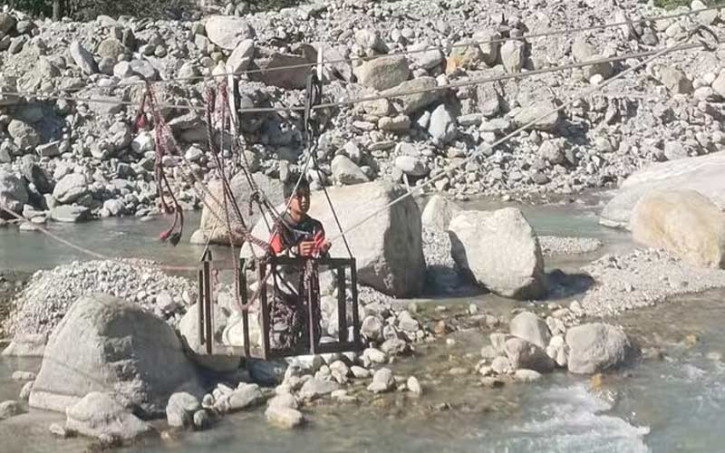 पहाड़ के जख्म अभी नहीं भरे, झूला पुल के सहारे जिंदगी