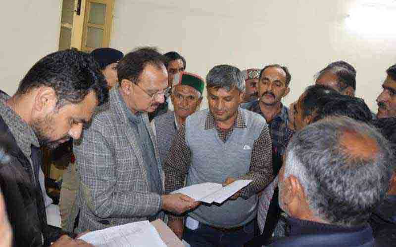 उद्योग मंत्री हर्षवर्धन चौहान ने शिलाई में जनसमस्याएं सुनीं
