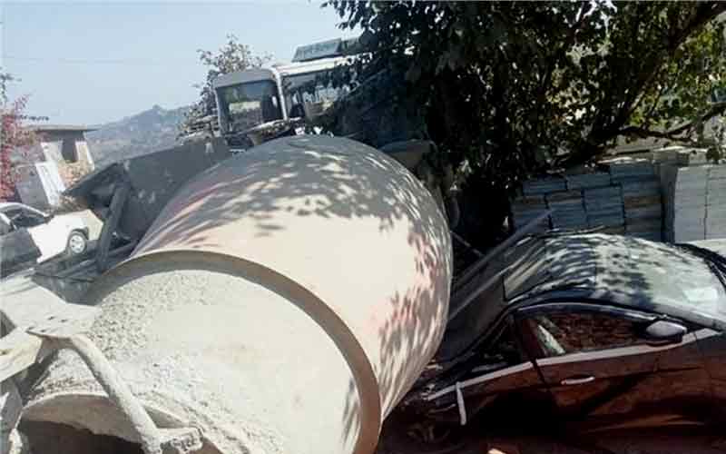 हमीरपुर में ट्राले से गिरा ट्रांजिट मिक्सचर, कार पर गिरने से लाखों का नुकसान
