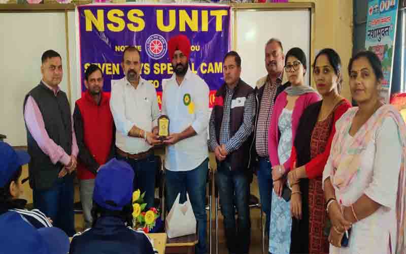 सड़क सुरक्षा को लेकर राष्ट्रीय सेवा योजना(एनएसएस) द्वारा स्वयंसेवियों ने तलमेहडा बाजार में निकाली गई जागरूकता रैली।