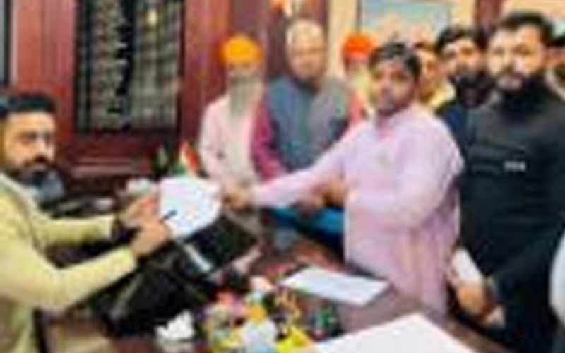 उपायुक्त ने लालसिंगी में दुर्घटना स्थल का किया दौरा, अधिकारियों को नाले पर रेलिंग लगाने के निर्देश