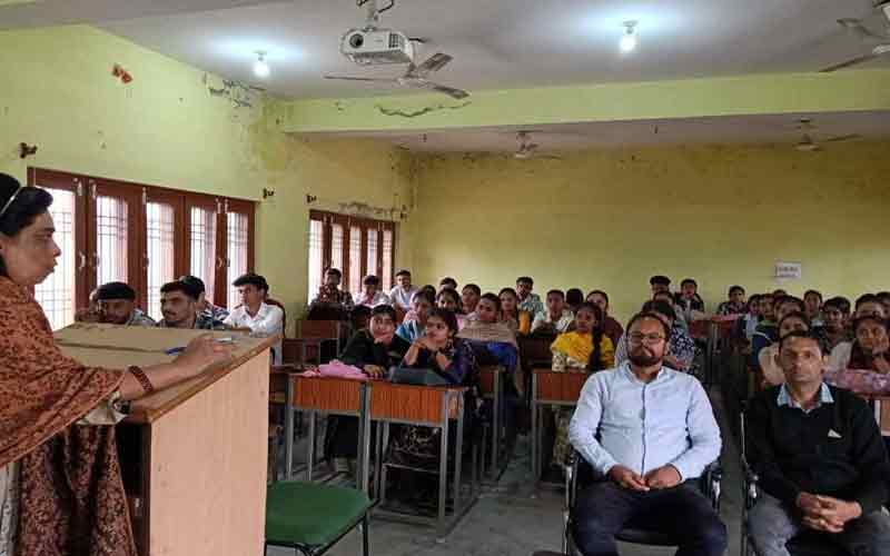 महाविद्यालय चौकीमन्यार के नोडल अधिकारी कविता कौशल ने विभिन्न प्रकार की छात्रवृत्ति योजनाओं के बारे में बच्चों को किया जागरूक